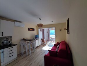 Living area - T2 45 m² with 51 m² terrace and private parking, 7 nights minimum (Port-Vendres)