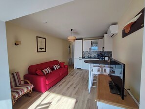 Living area - T2 45 m² with 51 m² terrace and private parking, 7 nights minimum (Port-Vendres)