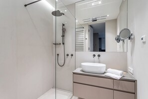 Deluxe Apartment, Balcony | Bathroom - Towarowa Square P&O Apartments (Warsaw)