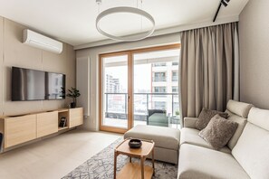 Appartamento Business, balcone | Area soggiorno | TV a schermo piatto