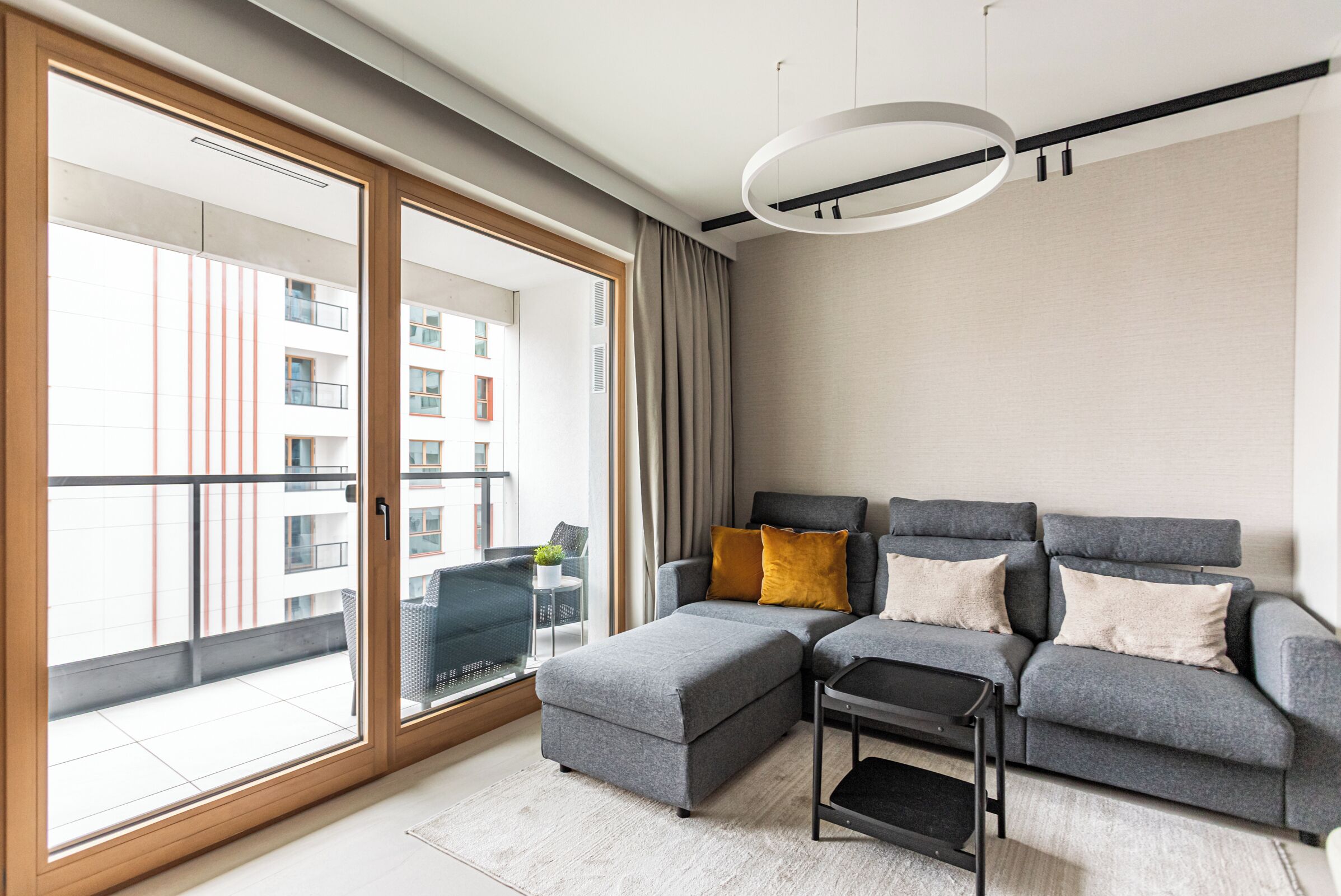 Leilighet – deluxe, balkong | Oppholdsområde | Flatskjerm-TV