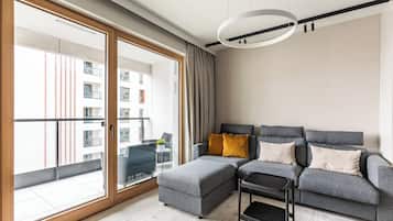 Leilighet – deluxe, balkong | Oppholdsområde | Flatskjerm-TV