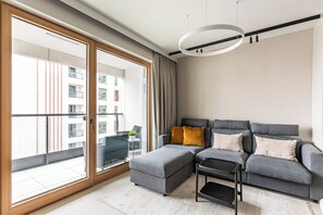 Appartamento Deluxe, balcone | Area soggiorno | TV a schermo piatto