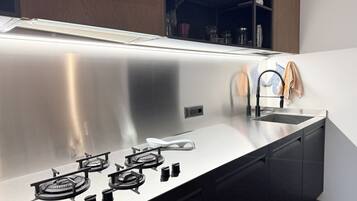 Een koelkast, een vaatwasser