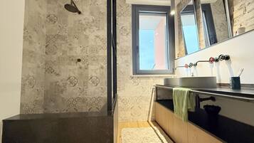 Shower, bidet, towels