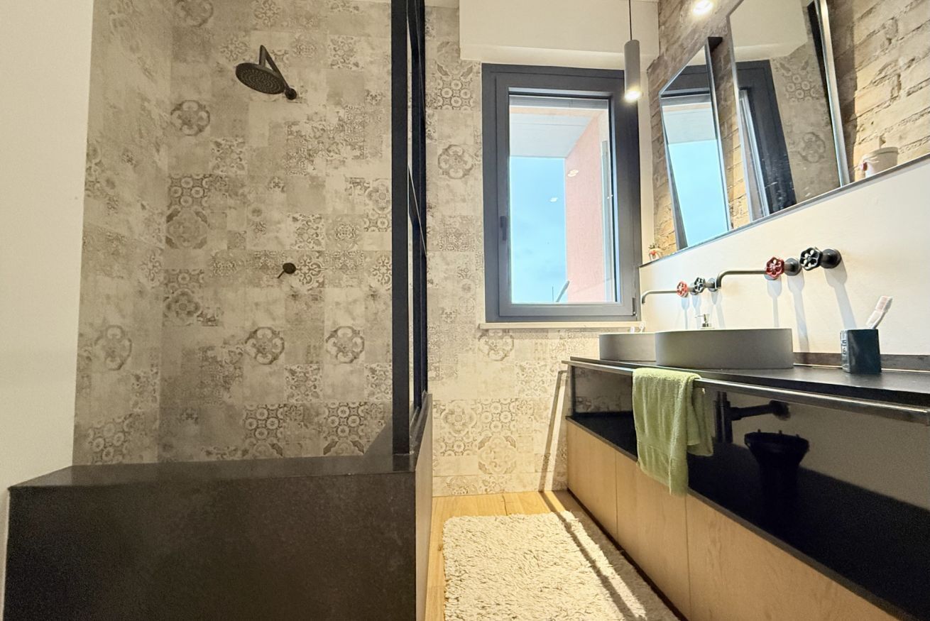 Douche, bidet, serviettes fournies