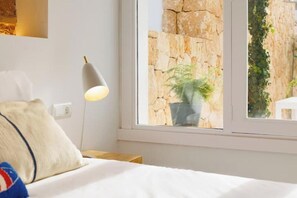4 bedrooms, iron/ironing board, travel cot, free WiFi - Veles Dos – Seafront Villa with Private Pool and Stunning Views (Sa Marina - Barcarés - Manresa)