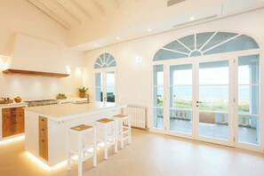 Fridge, microwave, oven, stovetop - Veles Dos – Seafront Villa with Private Pool and Stunning Views (Sa Marina - Barcarés - Manresa)