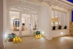Outdoor dining - Veles Dos – Seafront Villa with Private Pool and Stunning Views (Sa Marina - Barcarés - Manresa)