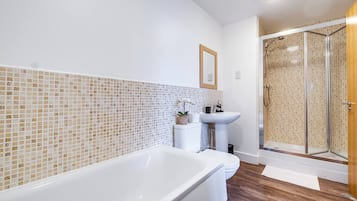 Apartment, 2 Schlafzimmer, barrierefrei, Balkon | Badezimmer