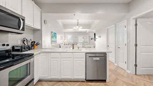 Steps to the Sand & Boardwalk! Spacious 4BR Downtown OC Townhouse, Sleeps 12