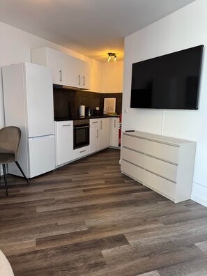 Fridge, oven, stovetop, dishwasher - Remark Studios: Studio-Apartment with Terrace (Hanover)