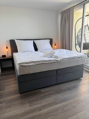 WiFi, bed sheets - Remark Studios: Studio-Apartment with Terrace (Hanover)