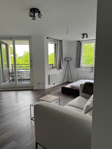 Remark Studios: 2-Zimmer Apartment mit Loggia