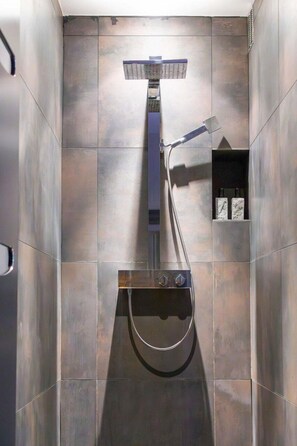 Shower, hair dryer, towels - Héritage & SPA – Private Spa Suite with Jacuzzi (Dijon)