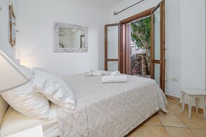 3 bedrooms, iron/ironing board, WiFi, bed sheets - Villetta 'Sky View' with Sea View, Wi-Fi, and Air Conditioning (Golfo Aranci)