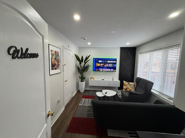 Apartment, 1 Bedroom | Living room - Cozy Two-level Apartment With Separate Entrance in Brampton (Brampton)