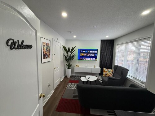 Cozy Two-level Apartment With Separate Entrance in Brampton