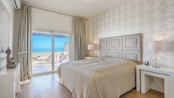 Planxa i posts de planxar, wifi i roba de llit