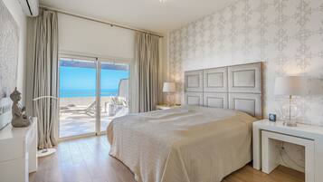 Tabla de planchar con plancha, wifi, ropa de cama