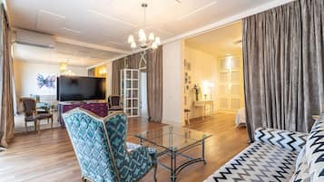 Tabla de planchar con plancha, wifi, ropa de cama