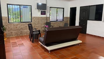 House, 4 Bedrooms, Accessible, Smoking | Living room