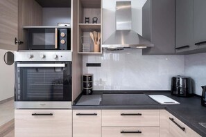 Fridge, microwave, oven, stovetop - NEW Shoreline 1 BDR Apartment with Views (Kalkara)
