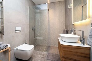Dusche, Haartrockner, Handtücher