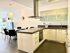 Fridge, microwave, oven, stovetop - Fort Cambridge, Sliema 1 BDR (Sliema)