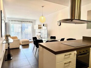 Fridge, microwave, oven, stovetop - Fort Cambridge, Sliema 1 BDR (Sliema)