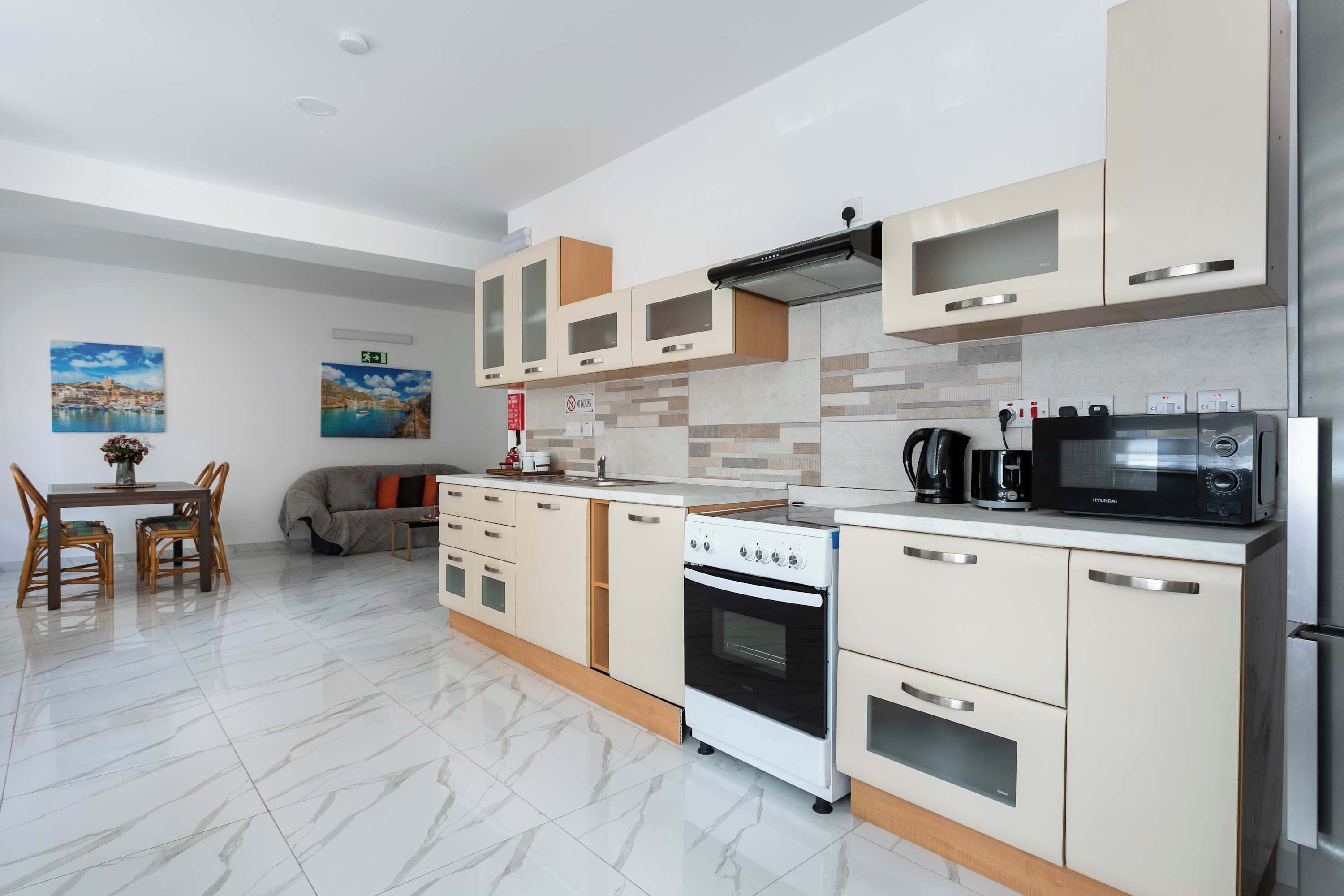 Frigorifero, microonde, forno, piano cottura
