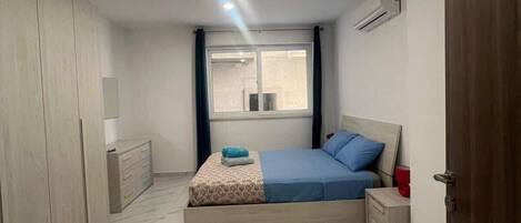 Een strijkplank/strijkijzer, wifi, beddengoed