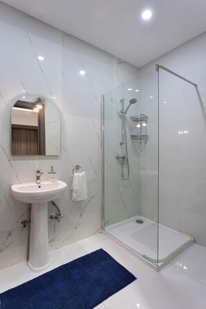 Shower, hair dryer, towels - Sliema 2BDR Apartment Just Off Seafront (Tas-Sliema)