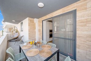 Outdoor dining - Mellieha New 2BDR Apartment (Il-Mellieħa)