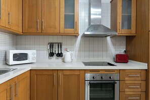 Fridge, microwave, oven, stovetop - Stylish 2BDR Apartment in Sliema (Tas-Sliema)