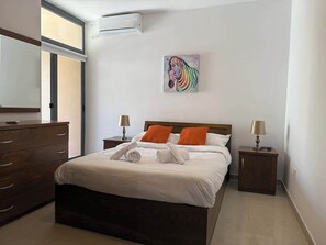 Tabla de planchar con plancha, wifi y ropa de cama 