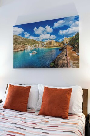 Iron/ironing board, WiFi, bed sheets - Stylish 2BDR Apartment in Sliema (Tas-Sliema)