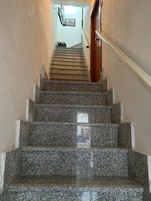 A staircase with granite steps leading to a landing. - The Captain's Lair (Alghero)
