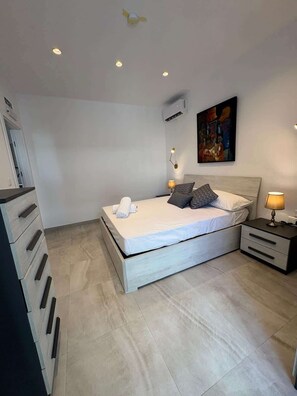 Tabla de planchar con plancha, wifi y ropa de cama 