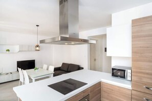 Refrigerador, horno y utensilios de cocina 