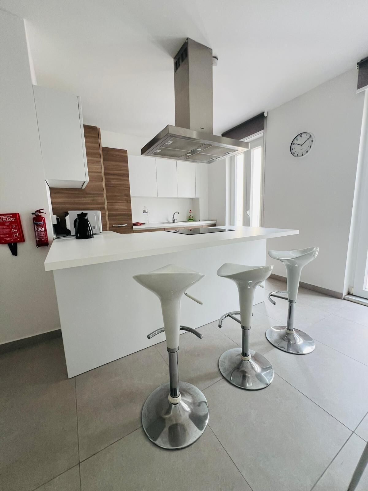 Réfrig érateur, four, batterie de cuisine, vaisselle et ustensiles