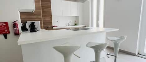 KĂŒhlschrank, Ofen, Kochgeschirr/Geschirr/Besteck