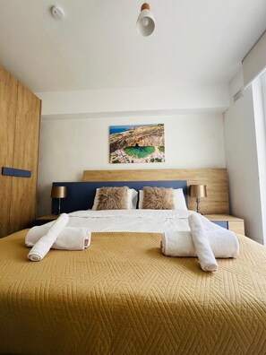 Tabla de planchar con plancha, wifi y ropa de cama 