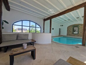 Una piscina techada, una piscina climatizada