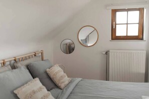 Tabla de planchar con plancha, wifi y ropa de cama 