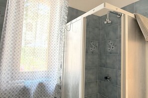 Shower, bidet, towels - M444 - Marcelli, comfortable four-room apartment with outdoor patio (Marcelli)