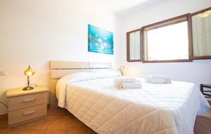 Iron/ironing board, bed sheets