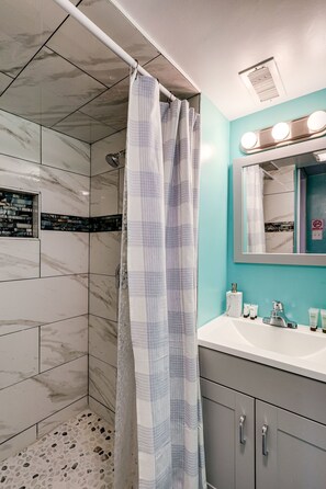 Regadera, tina de hidromasaje, secadora de cabello, bidet 