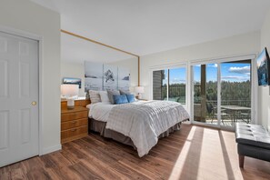 2 bedrooms, desk, iron/ironing board, free WiFi - Relaxing River Views| Mt Bachelor Village 329 (Bend)