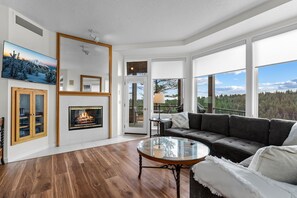 Smart TV, fireplace, DVD player - Relaxing River Views| Mt Bachelor Village 329 (Bend)